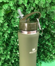 GARRRAFA TRMICA 750ML AO INOX NA COR VERDE MILITAR 4 HORAS FRIO E 6 HORAS QUENTES UMA GARRAFA ESPORTIVAS